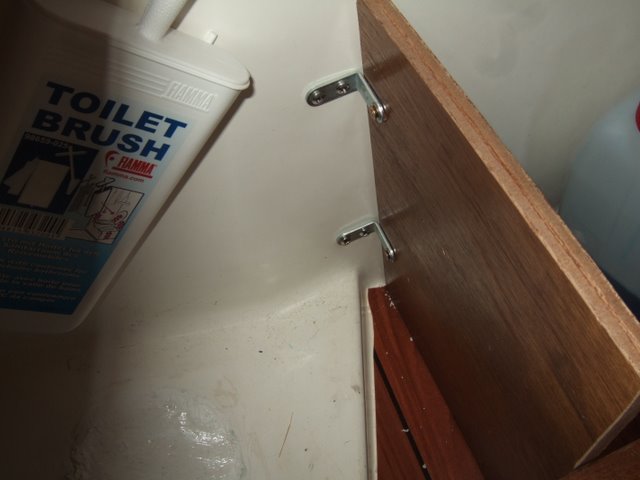 Fixation de la planche de support du WC chimique à bord de l'edel4