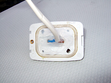 Silicone avant fixation du feu pour étanchéïfier le tout Pose de silicone pour fixation d'un feu de navigation