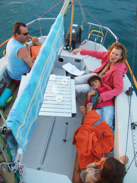 Après un bon bain de soleil, place au repas en famille. L'immense cockpit de cette version de l'Edel 5 qu'est le Dayboat permet des repas en famille très conviviaux.
