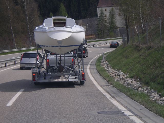 En route pour la mise au sec Convoi de l'edel 3 sur remorque